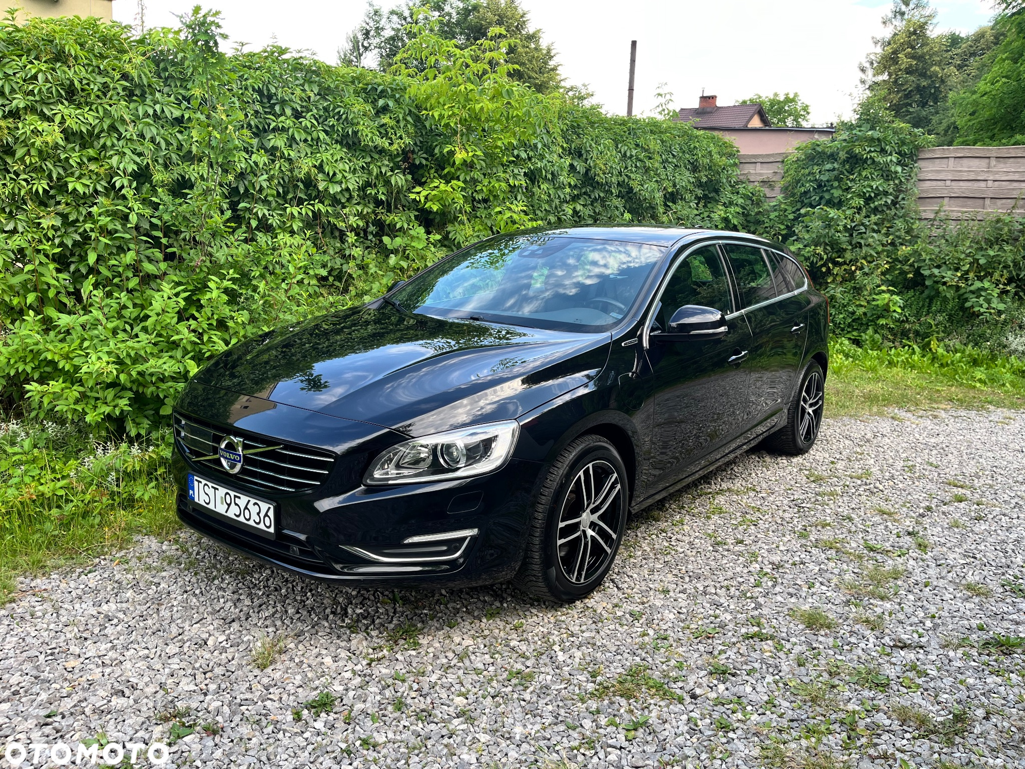 Volvo V60 D6 AWD Plug-in Hybrid R-Design Summum - 3