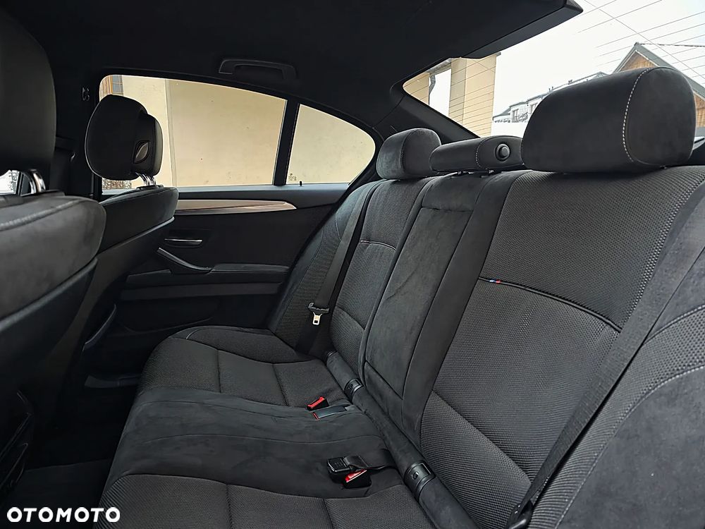 BMW Seria 5 525d xDrive - 14