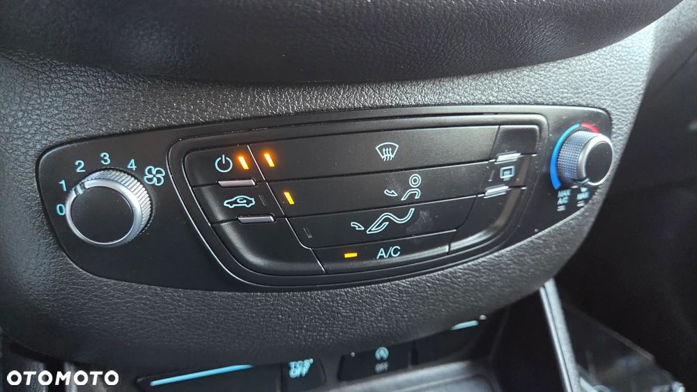 Ford Transit Courier - 20