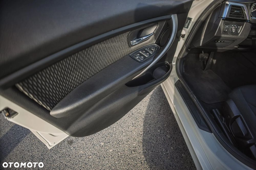 BMW Seria 3 325d Advantage sport - 30