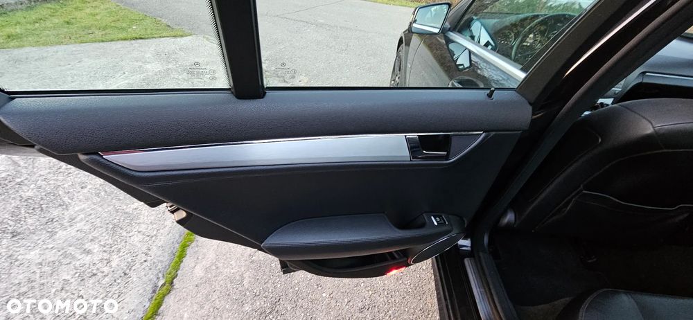 Mercedes-Benz Klasa C 350 CDI DPF 4Matic 7G-TRONIC BlueEFFICIENCY Avantgarde - 9