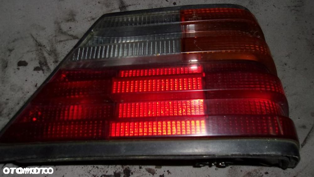LAMPA TYLNA MERCEDES 124 SEDAN - 1