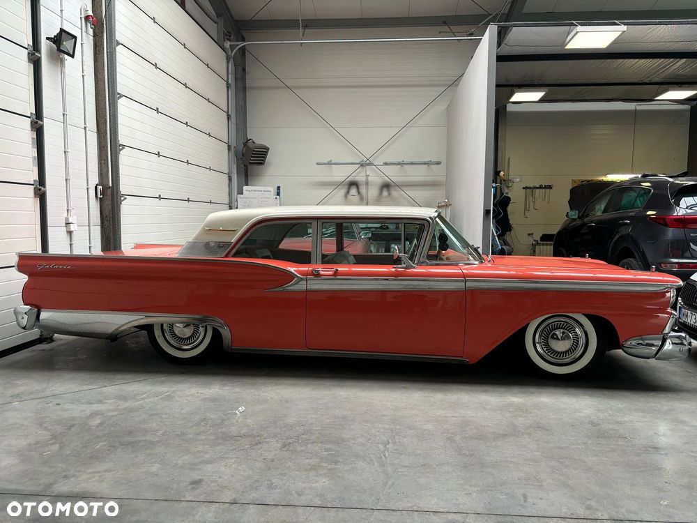 Ford Fairlane - 10