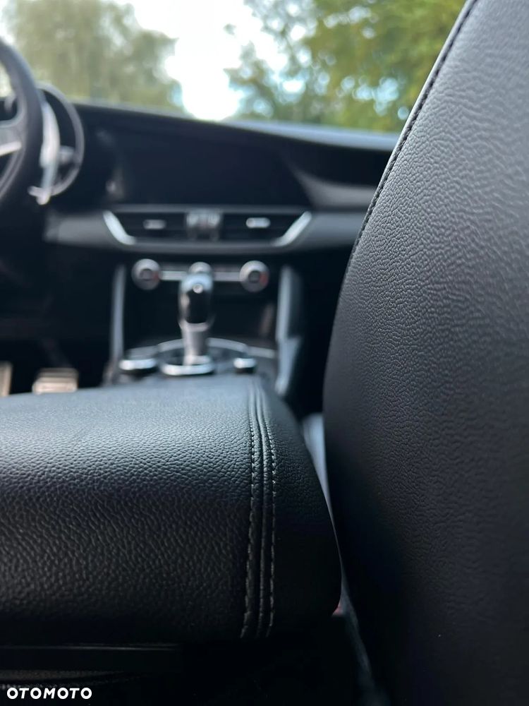 Alfa Romeo Giulia 2.0 Turbo 16V AT8-Q4 Veloce - 24