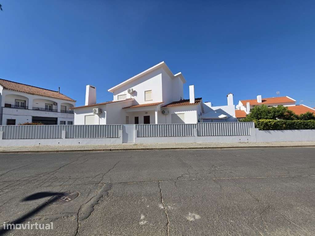 Moradia T4 de Gaveto com Garagem, Terraço e Espaço Exterior | Moura