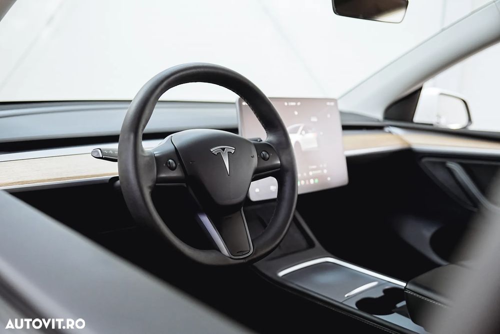 Tesla Model Y - 29