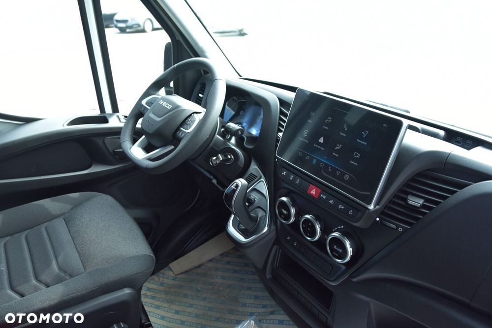 Iveco Daily 35S18HA8V 3.0 180KM Brygadówka 7 osób - 19