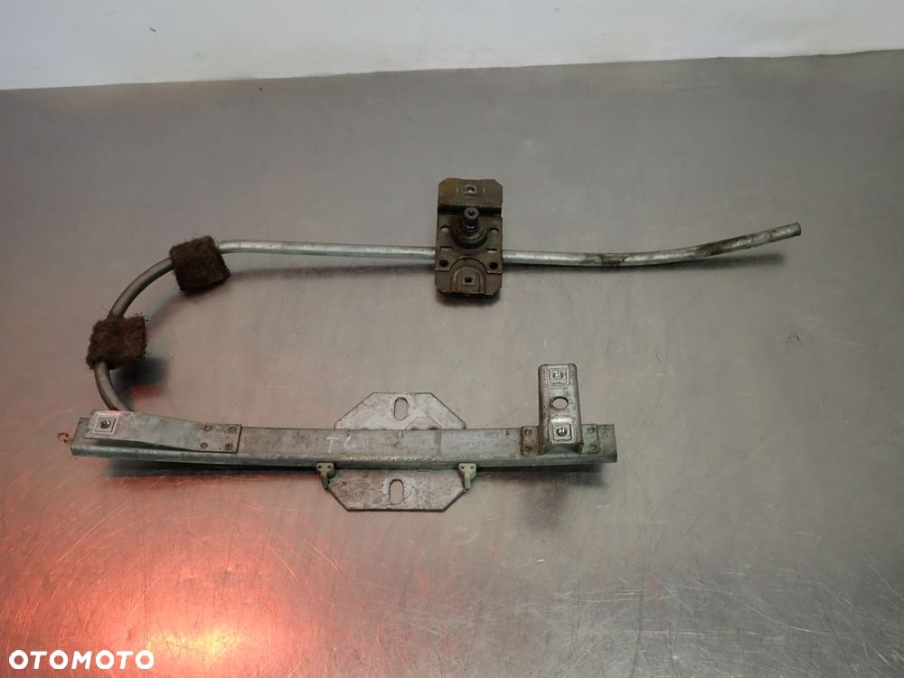 PODNOŚNIK SZYB LEWY TYŁ AUDI 80 B2