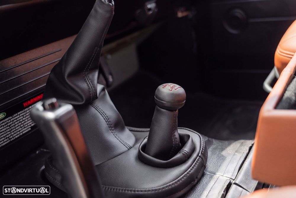 Land Rover Defender - 34