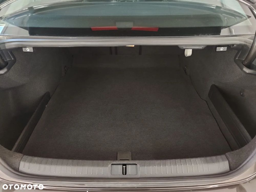 Volkswagen Passat - 4