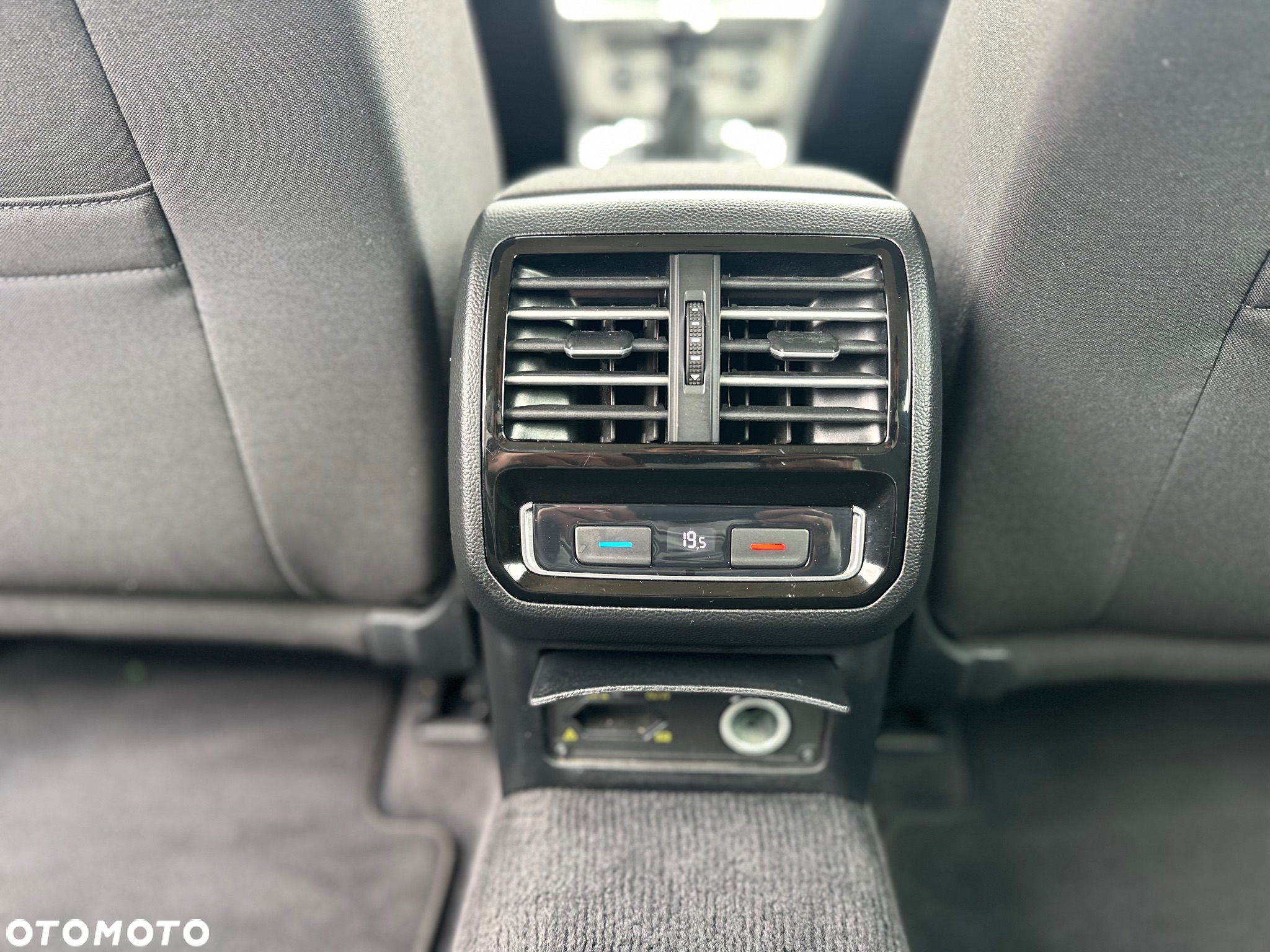 Volkswagen Passat Variant 2.0 TDI (BlueMotion Technology) Highline - 19