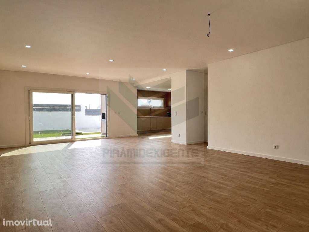 Moradia Isolada, Nova, 3 Suítes, Piscina, Perto de Tudo! - Grande imagem: 2/24