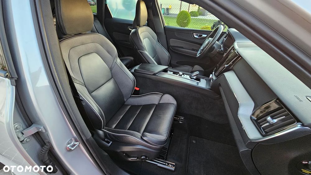 Volvo XC 60 B4 D AWD Plus Dark - 18