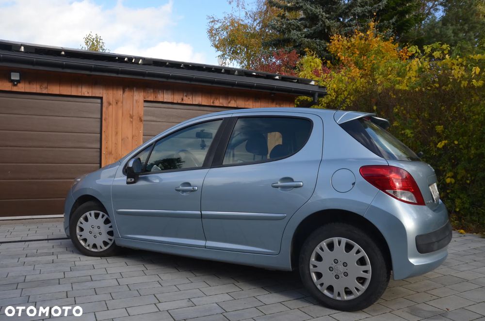 Peugeot 207 2011 photo 3