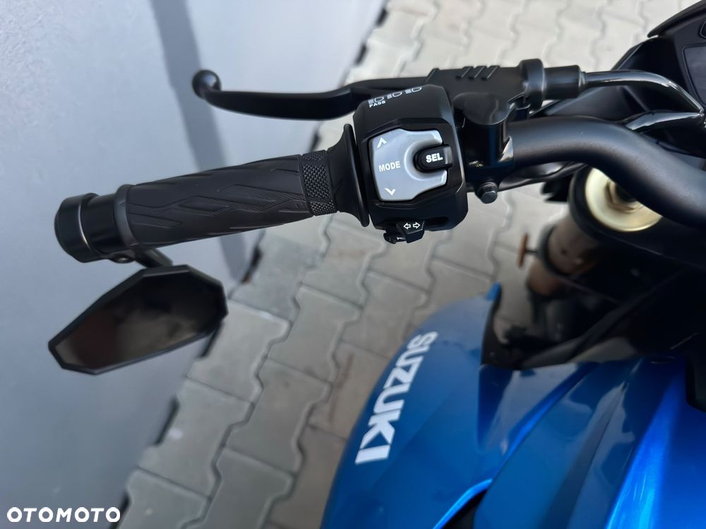 Suzuki GSX - 17