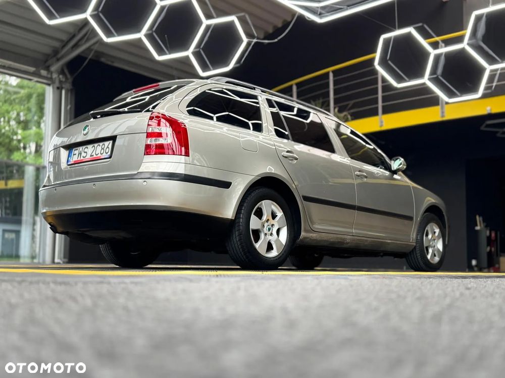 Skoda Octavia 1.6 Combi Ambiente - 11