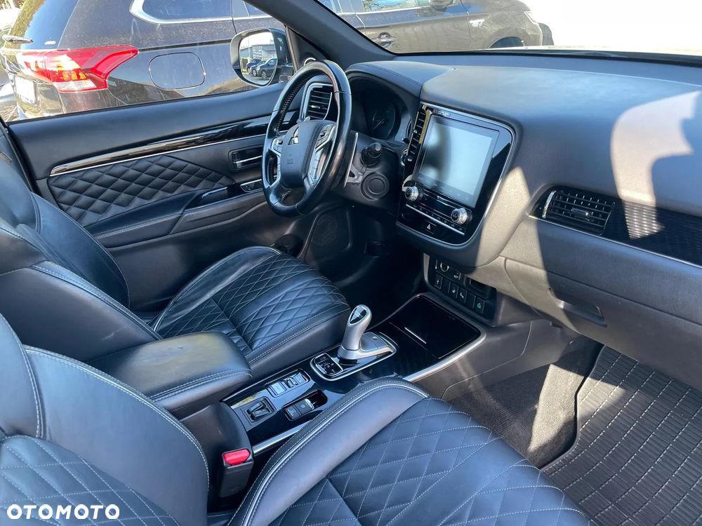 Mitsubishi Outlander PHEV Intense + - 17