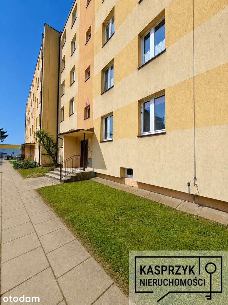 Kawalerka z balkonem na drugim piętrze.