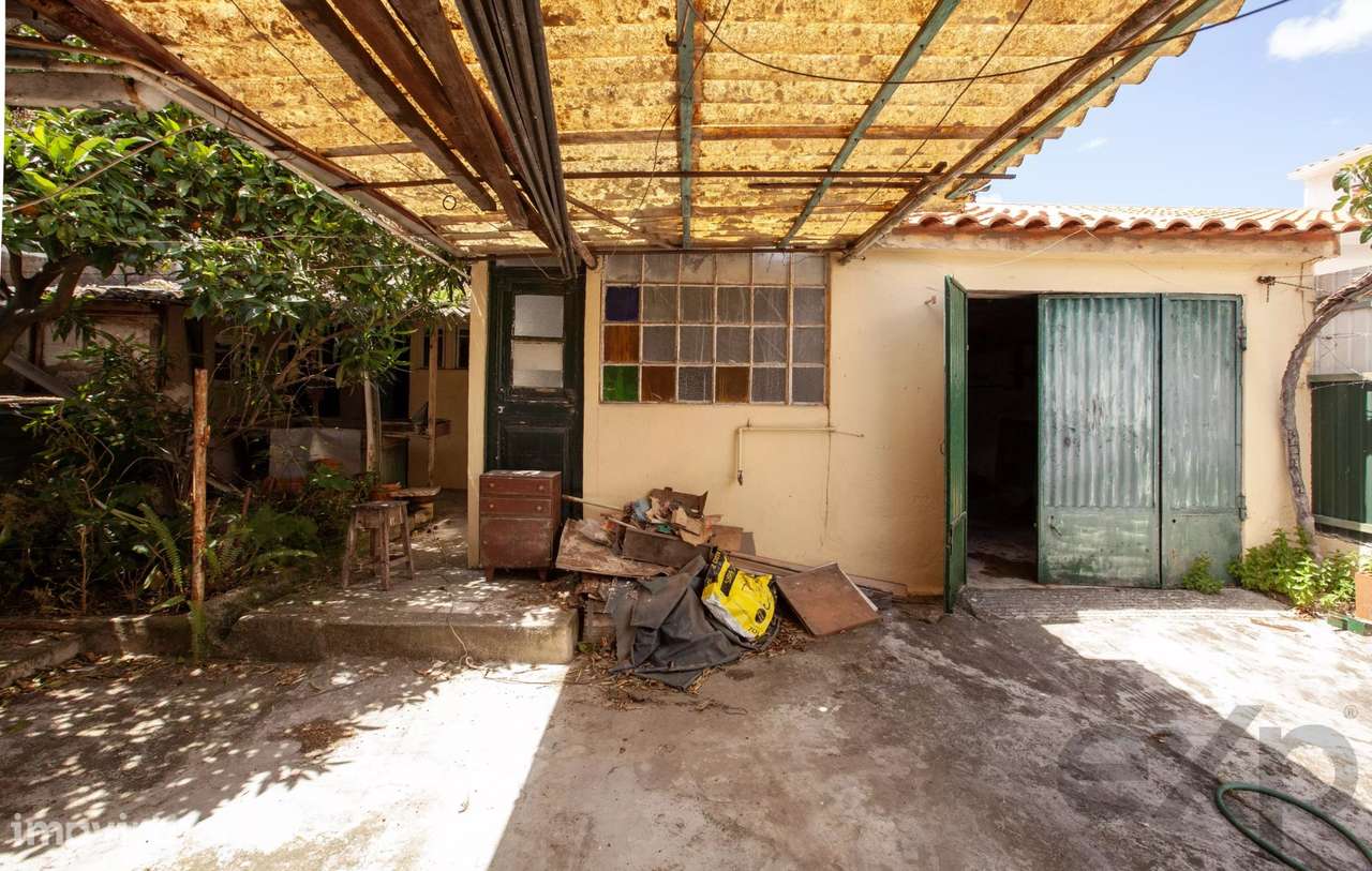 Campolide, Moradia isolada com pátio e estacionamento para renovar  Li - Grande imagem: 5/55