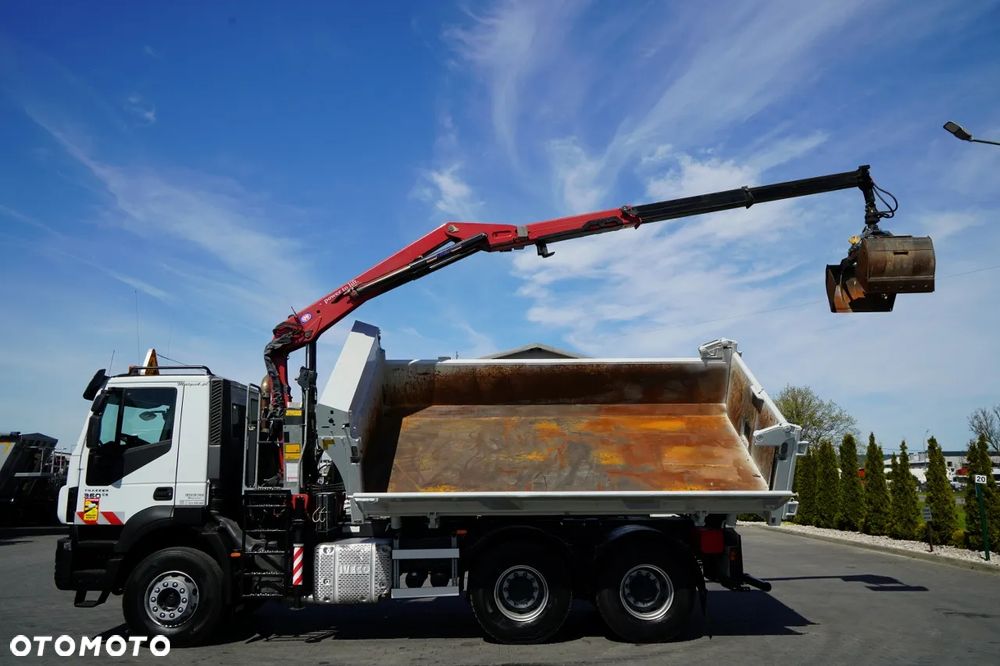 Iveco TRAKKER 360 / 6x4 / WYWROTKA DWUSTRONNA + HYDROBURTA / + HDS HMF 1643 Z2 / ŁYŻKA CHWYTAKOWA / ROTATOR / PILOT - 10