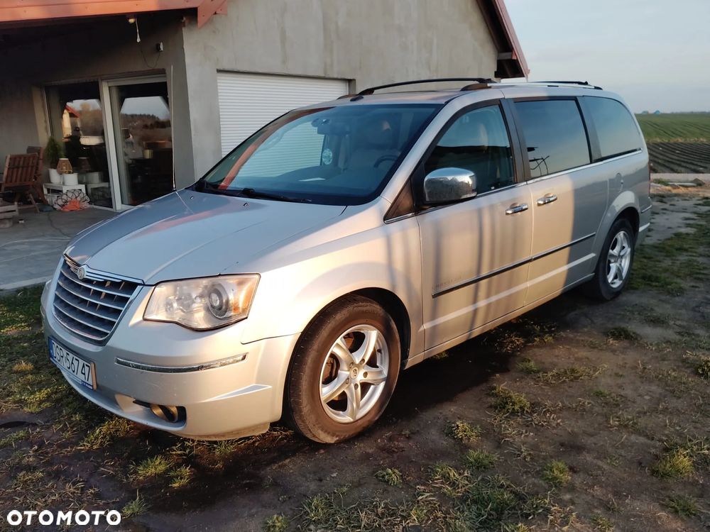 Chrysler Town & Country - 7