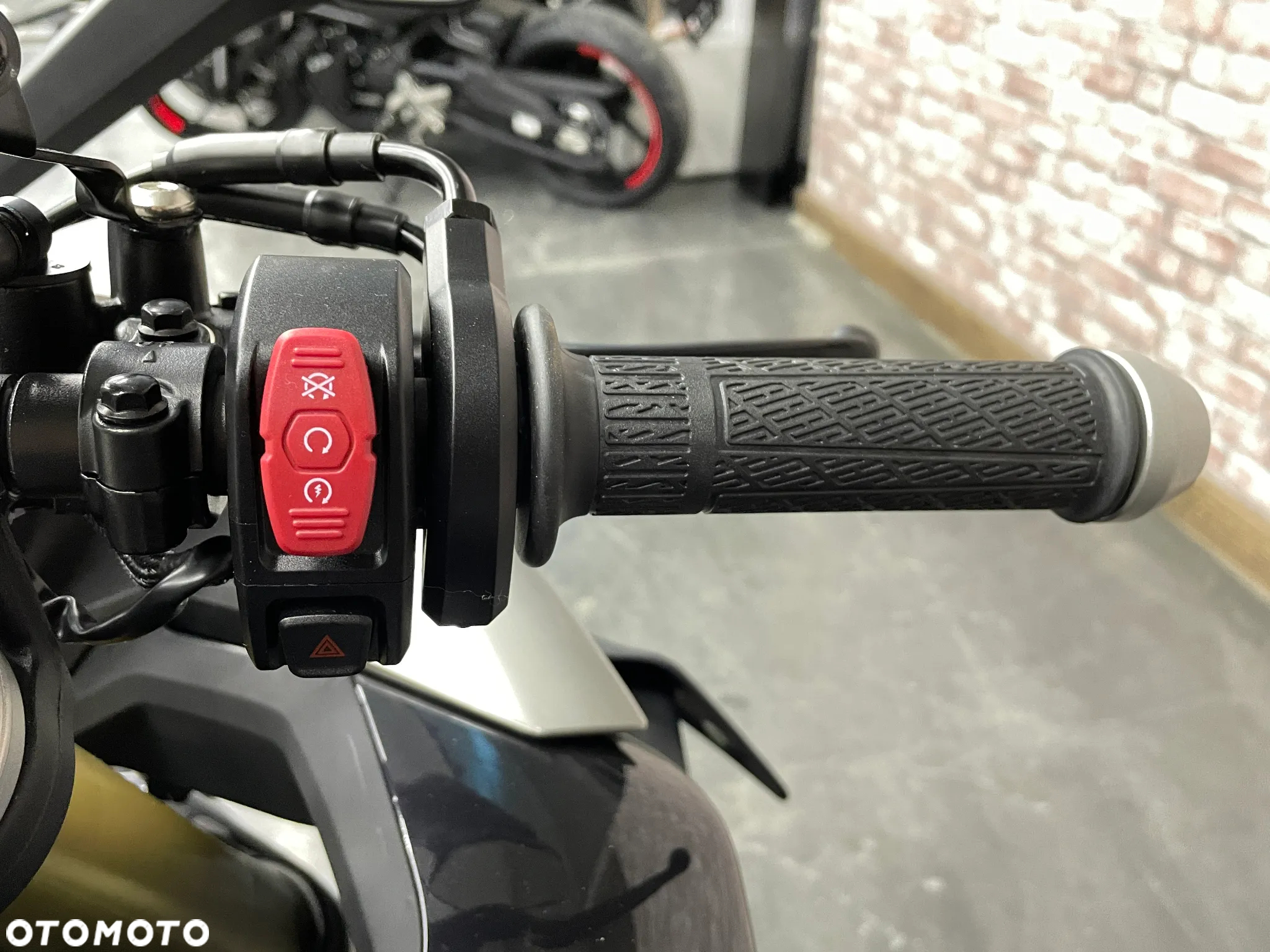 CFMoto SR - 14