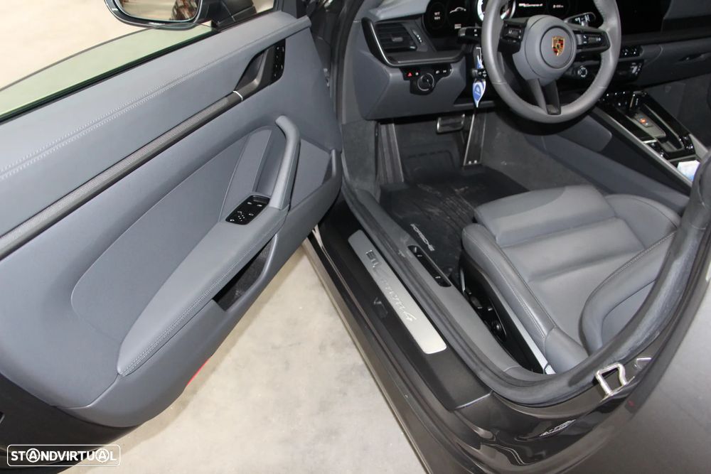 Porsche 911 (992) Carrera 4 PDK - 24