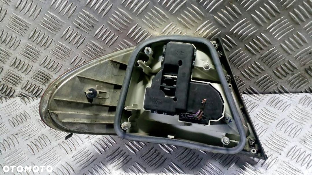 LAMPA PRAWA TYLNA MERCEDES CLK 200 - 2
