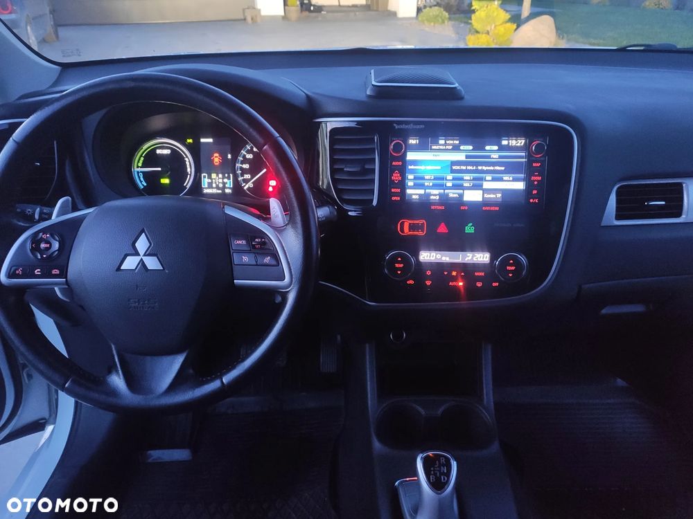 Mitsubishi Outlander Instyle NAVI + - 8