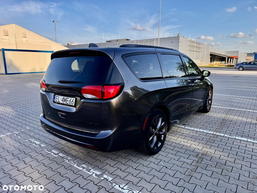 Chrysler Pacifica - 4