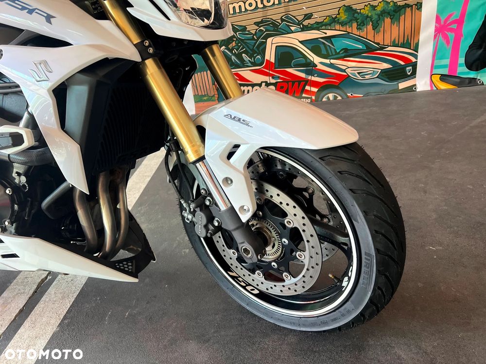 Suzuki GSR - 6