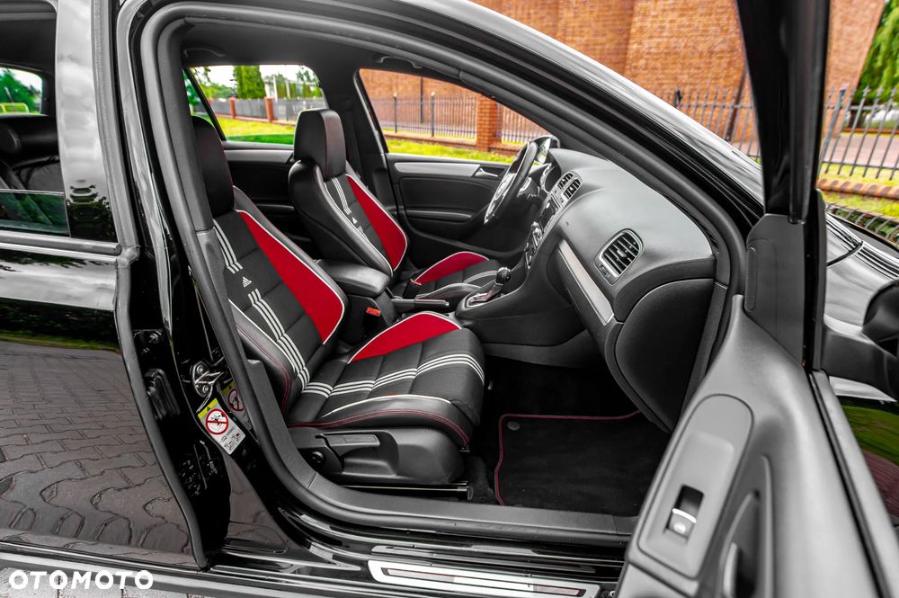 Volkswagen Golf 2.0 GTI DSG adidas - 25