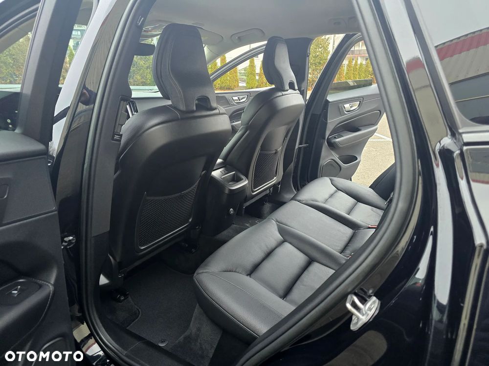 Volvo XC 60 B5 B AWD Ultimate Dark - 19