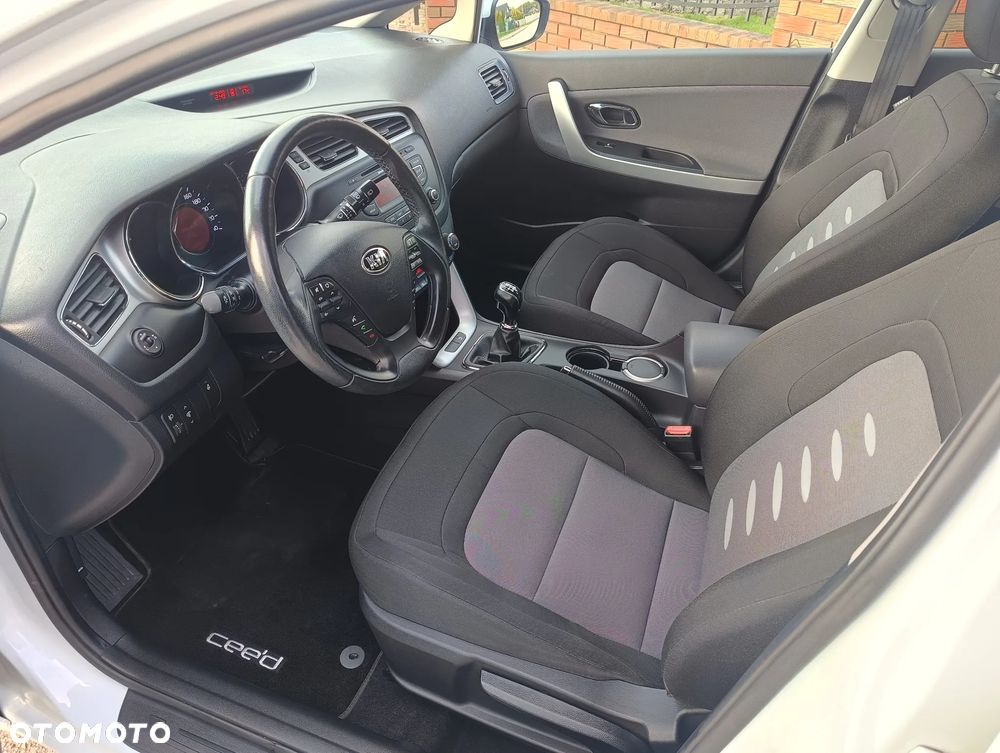 Kia Ceed 1.6 GDI Dream Team Edition - 12