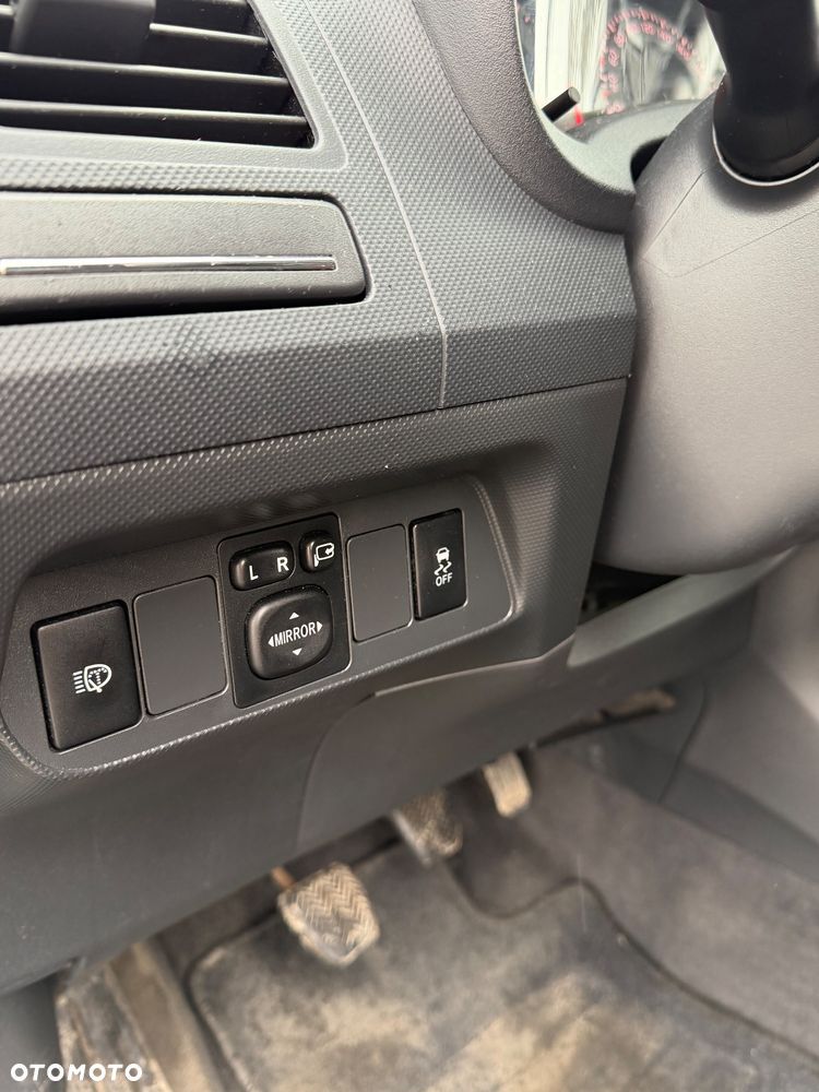 Toyota Auris 2.2 D-4D X - 15