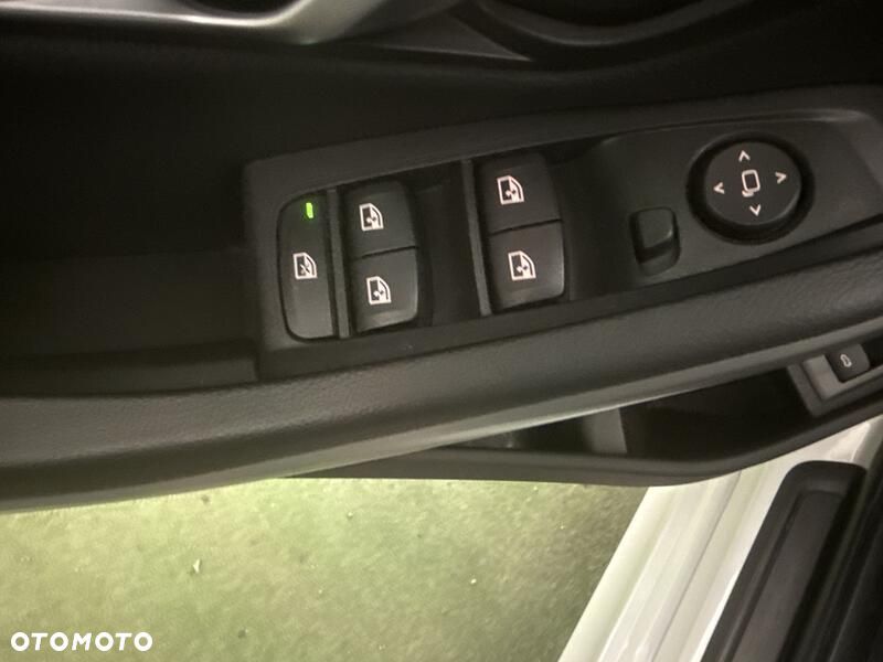 BMW Seria 3 318d MHEV - 12