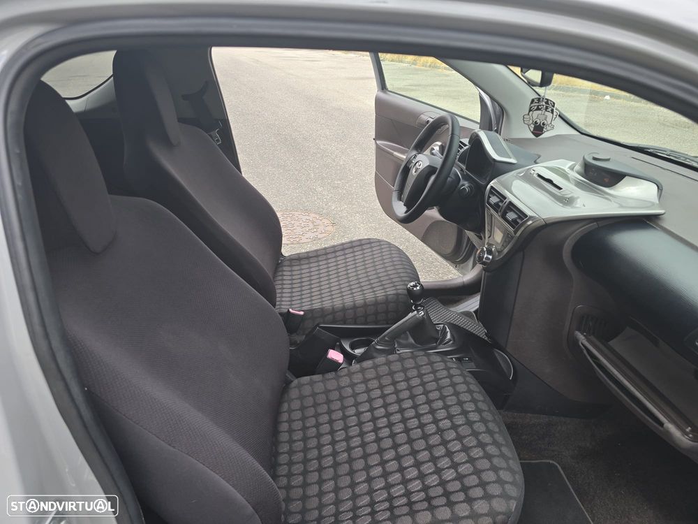 Toyota iQ 1.4 D-4D - 9