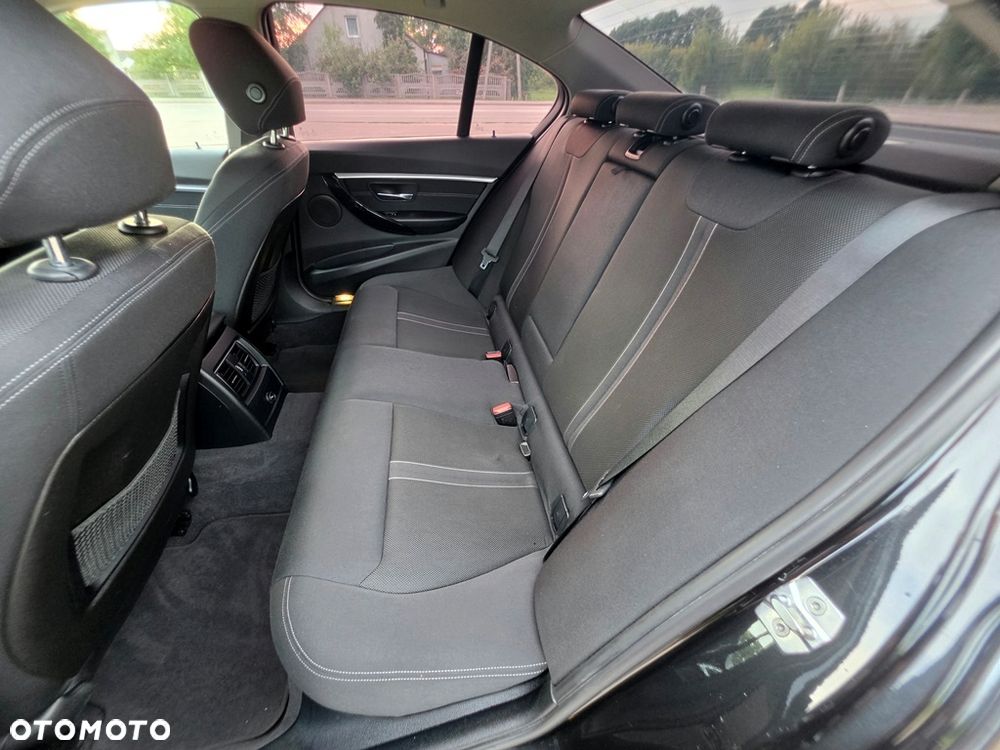 BMW Seria 3 318i Sport Line - 30