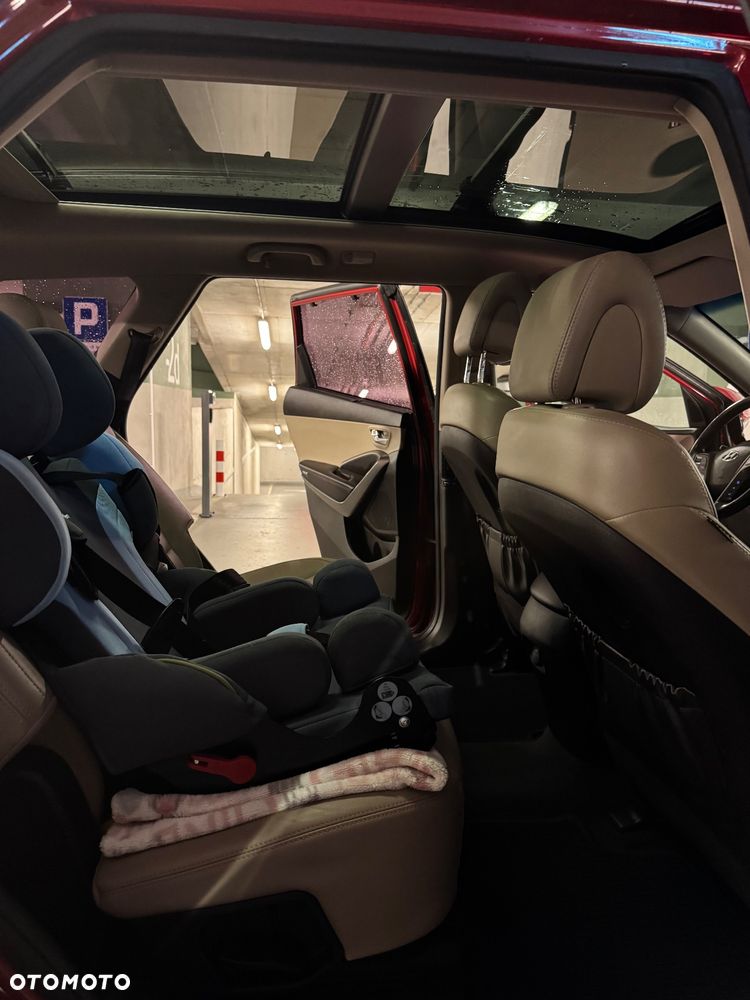 Hyundai Grand Santa Fe - 25
