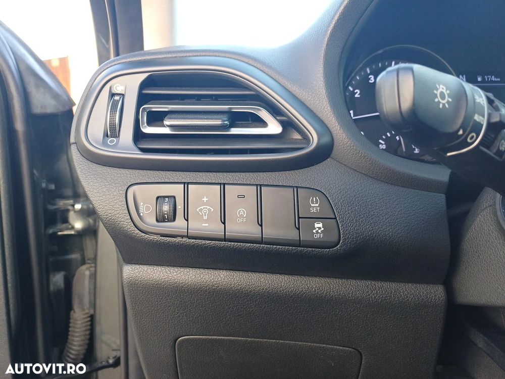 Hyundai i30 1.5 T-GDI 160CP MHEV 5DR M/T Highway - 11