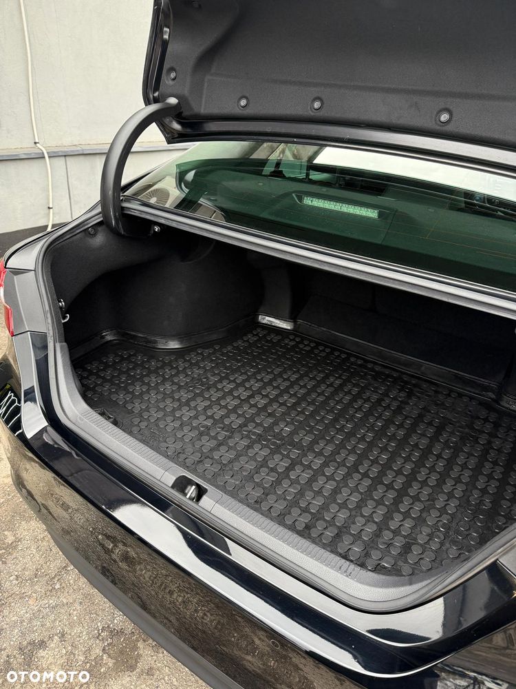 Toyota Camry 2.5 Hybrid Executive CVT - 14