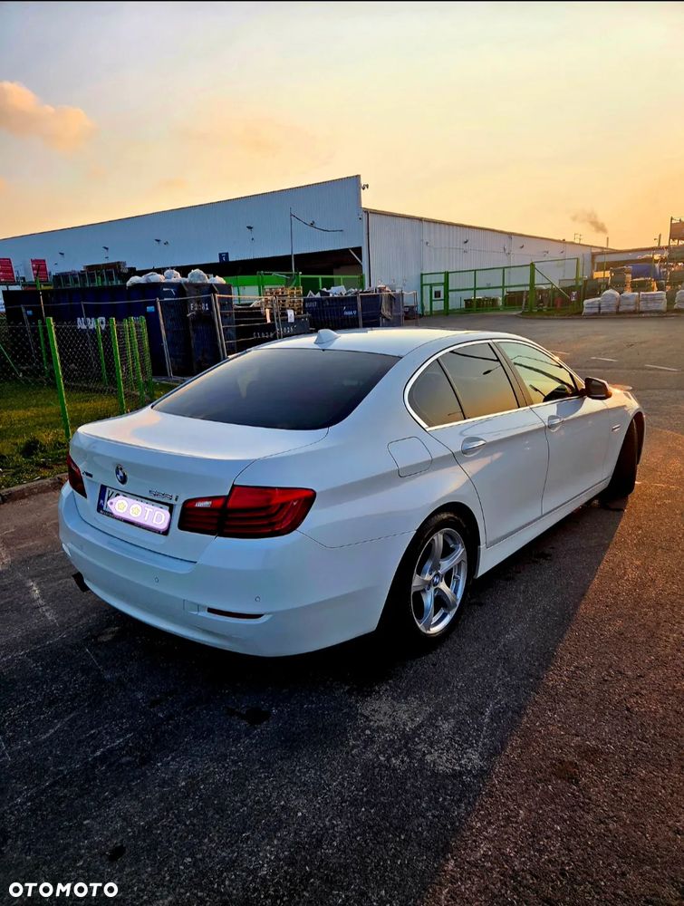 BMW Seria 5 528i xDrive Luxury Line - 3
