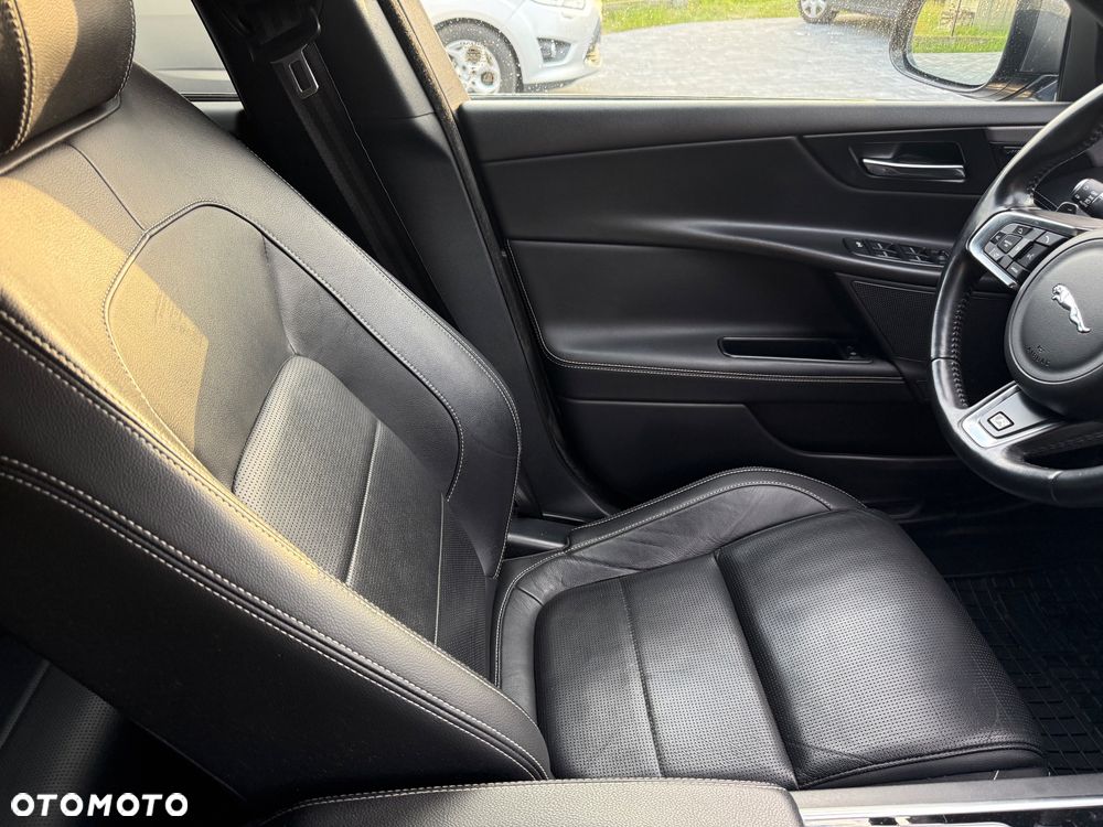 Jaguar XE 2.0 D R-Sport - 24