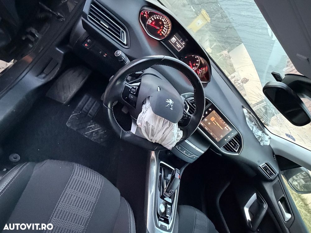 Peugeot 308 1.2 L PureTech Turbo S&S EAT8 Allure - 5