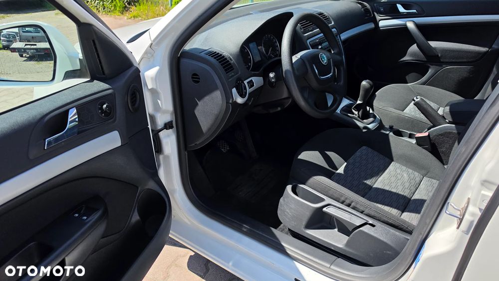 Skoda Octavia 1.6 Combi Ambiente - 10