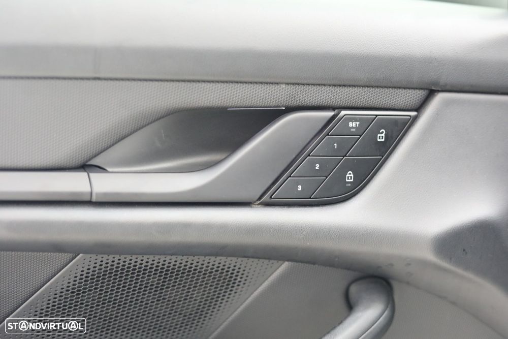 Porsche Taycan Cross Turismo 4 - 35