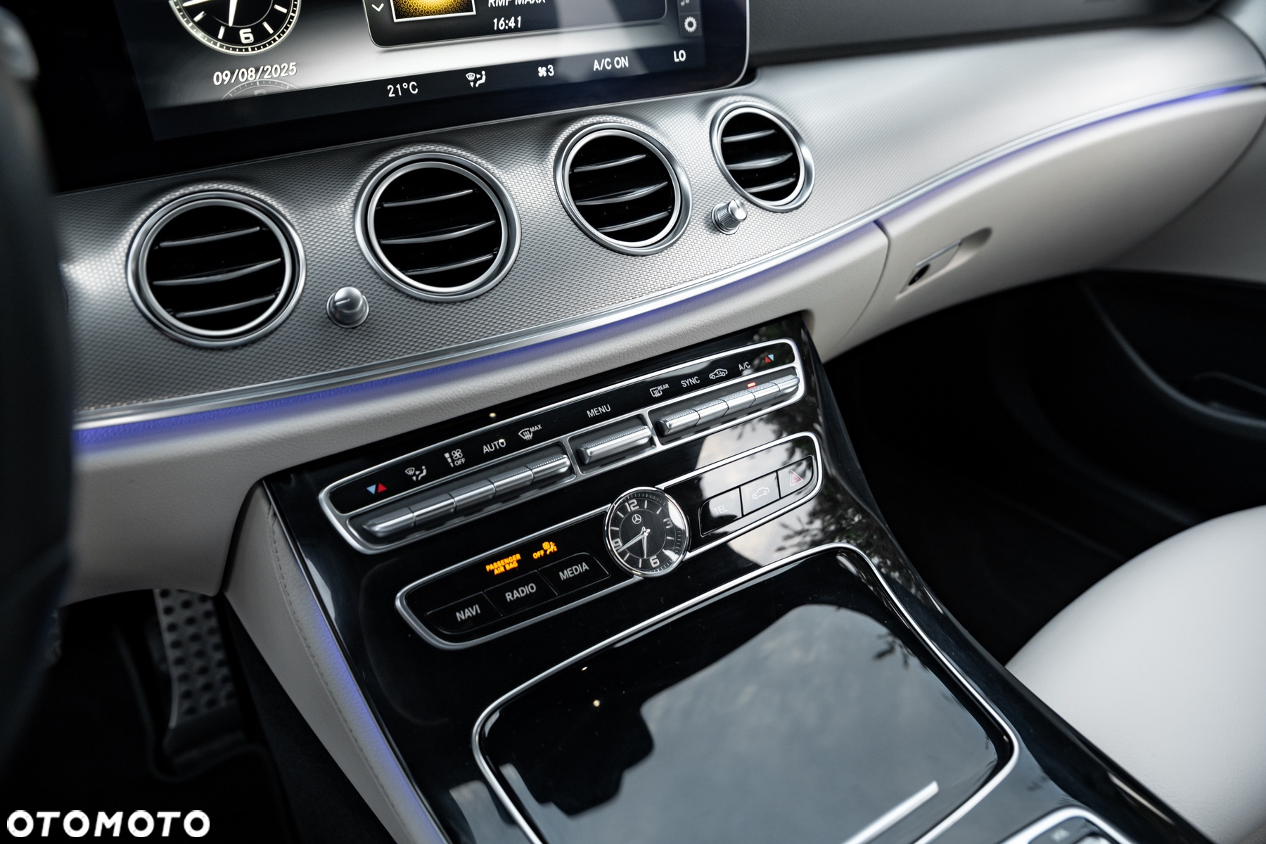 Mercedes-Benz Klasa E 200 4Matic 9G-TRONIC - 34