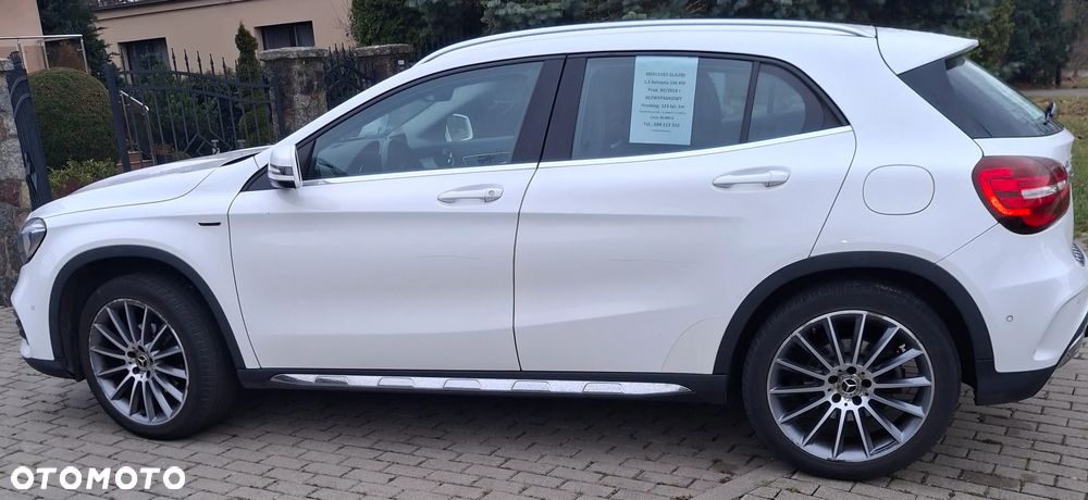 Mercedes-Benz GLA 200 7G-DCT Urban - 4