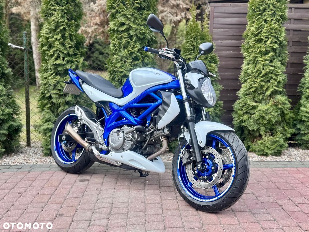 Suzuki Gladius - 1