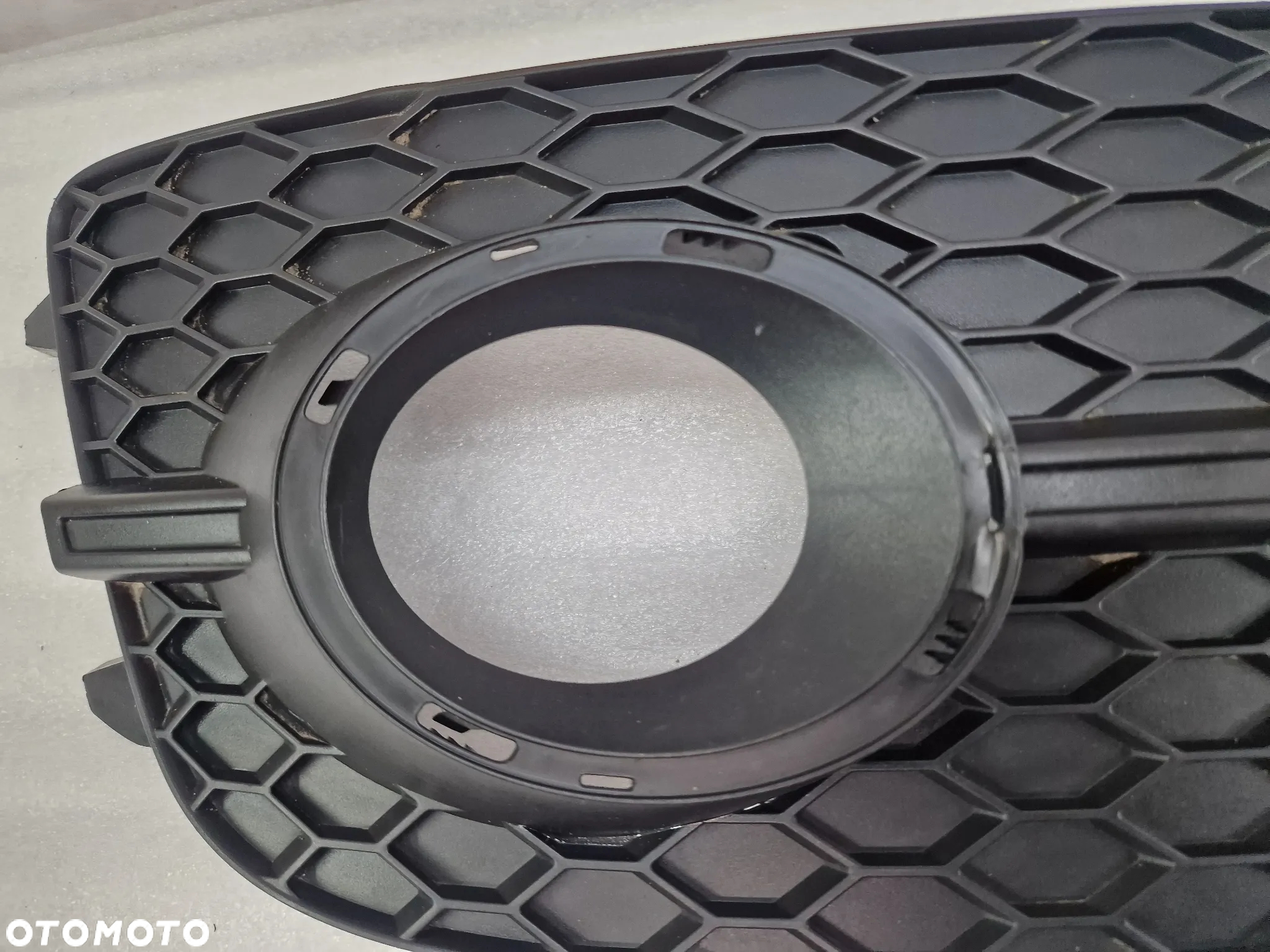 AUDI Q3 8U0 LIFT S-LINE 14- PRAWA KRATKA BOCZNA ZDERZAKA PRZEDNIEGO PRZÓD , NR 8U0807682D , NR AUKCJI E/10 - 4